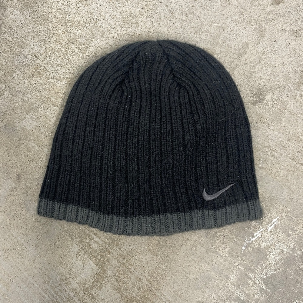 Nike Mens Black Ribbed Knit Beanie Grey Trim Swoosh Logo Skull Cap Hat